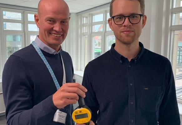 Magnus Johansson, Dahl Sverige AB, tillsammans med Simon Granath, projektledare för smarta vattenmätare på VA SYD.