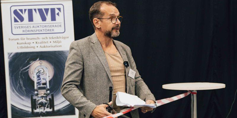 Tomas Helenius, ordförande i SSTT, inviger Teknikträffen 2023.  Bild: Mariia Klein
