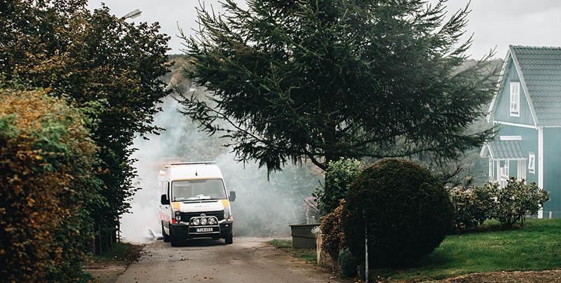 Företaget Svapipe, som Christoffer Johansson startade 2015, använder dels rök och dels färgat vatten för att på snabbaste, effektivaste och enklaste sättet hitta tillskottsvattnet. Foto och illustration: Svapipe